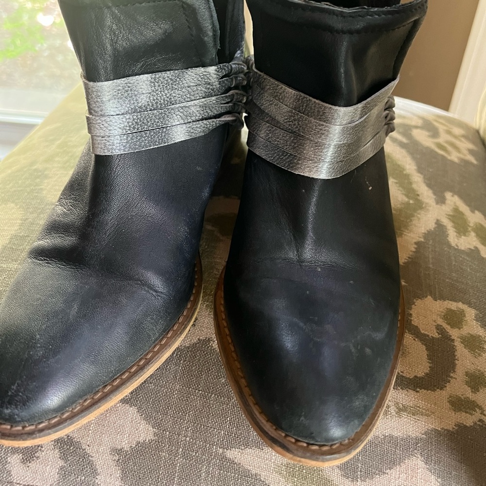 Diva True Boot with silver/gray trim.